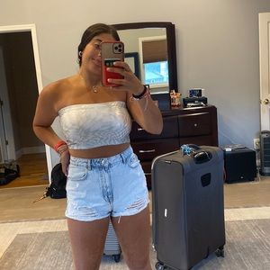 Forever 21 tube top size Large. It is a metallic/ silver color.